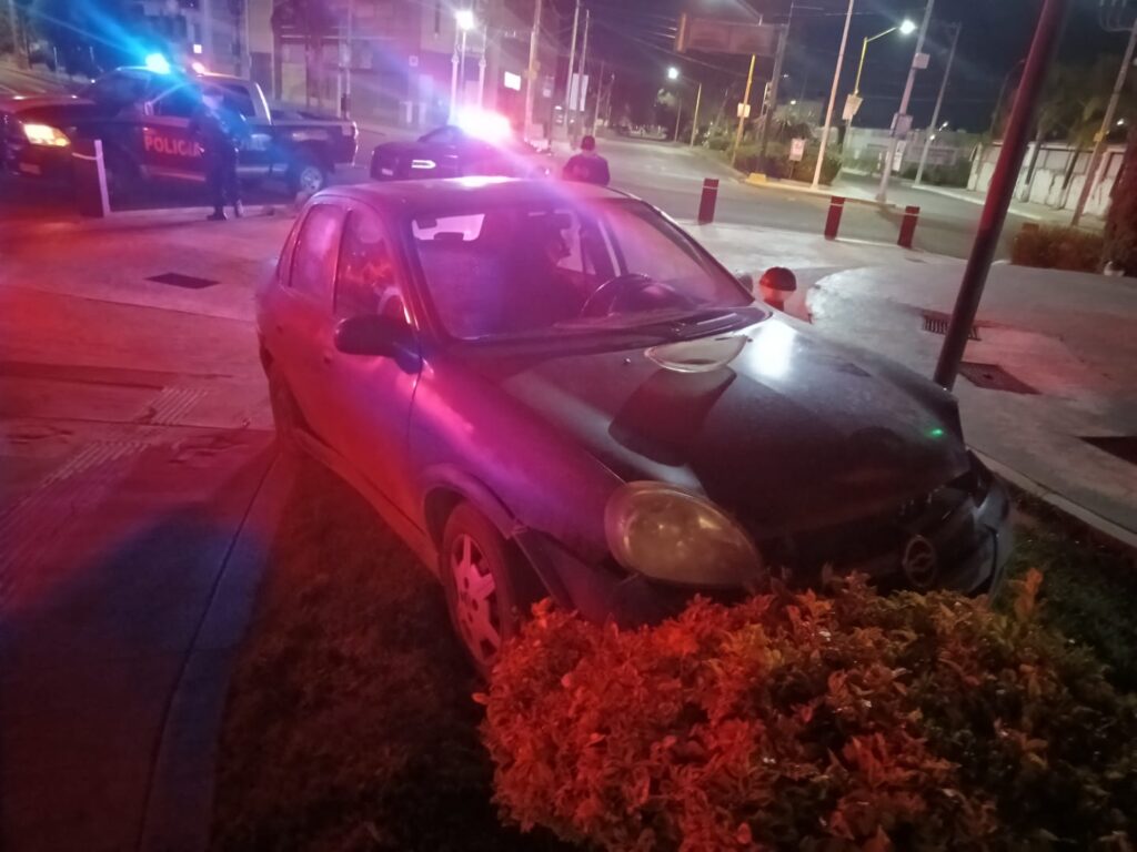 Ebrio automovilista termina arriba de la glorieta Benito Juárez tras protagonizar aparatoso accidente