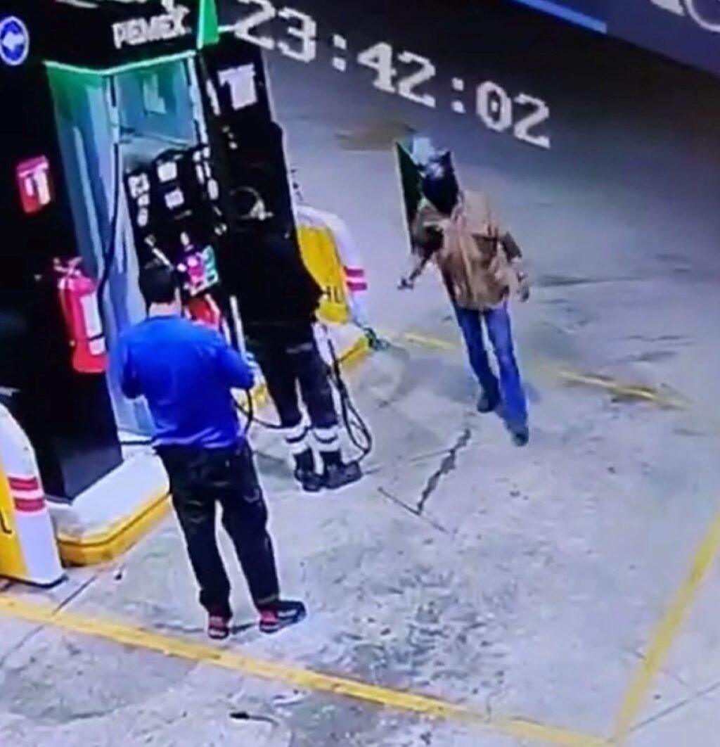 Despachador fue herido de un balazo en un pie durante un asalto en una gasolinería en la carretera 42