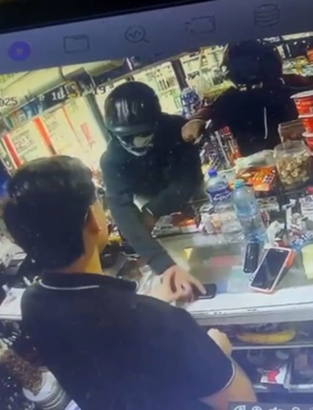 A punta de pistola dos delincuentes asaltan una tienda de abarrotes en Jesús María