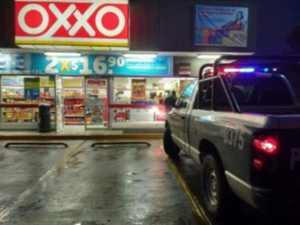 Delincuentes armados con machetes asaltan dos tiendas de conveniencia en la Obraje y Lomas del Ajedrez