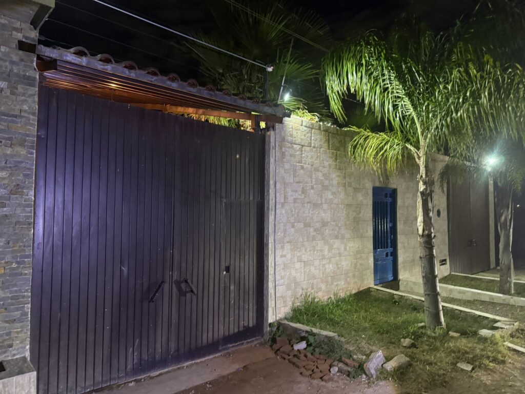 Sujetos rentan una terraza en Los Pericos, los desalojan de su fiesta y disparan hacia la fachada