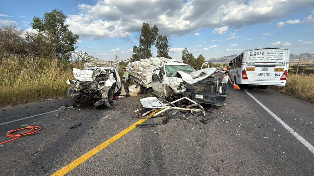 Choque frontal entre dos camionetas en la 70 Poniente deja tres hombres lesionados