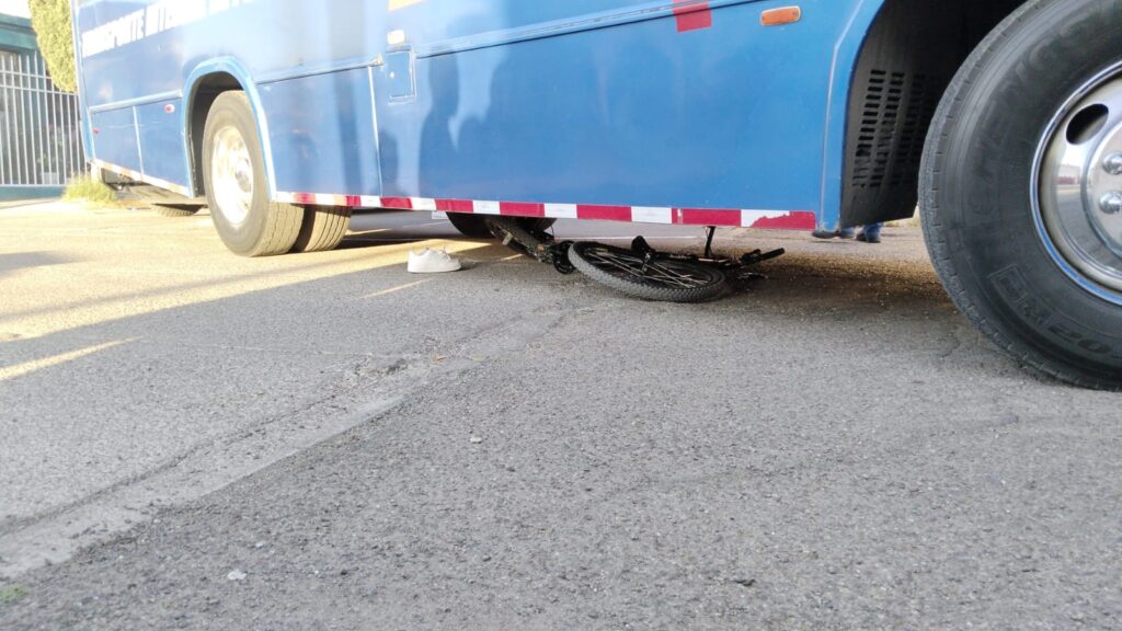 Adolescente ciclista se salvó de morir tras ser arrollado por un camión de transporte de personal