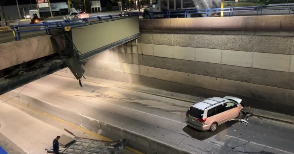 Impresionante accidente: camioneta cae desde lo alto del puente de Universidad hacia el segundo anillo