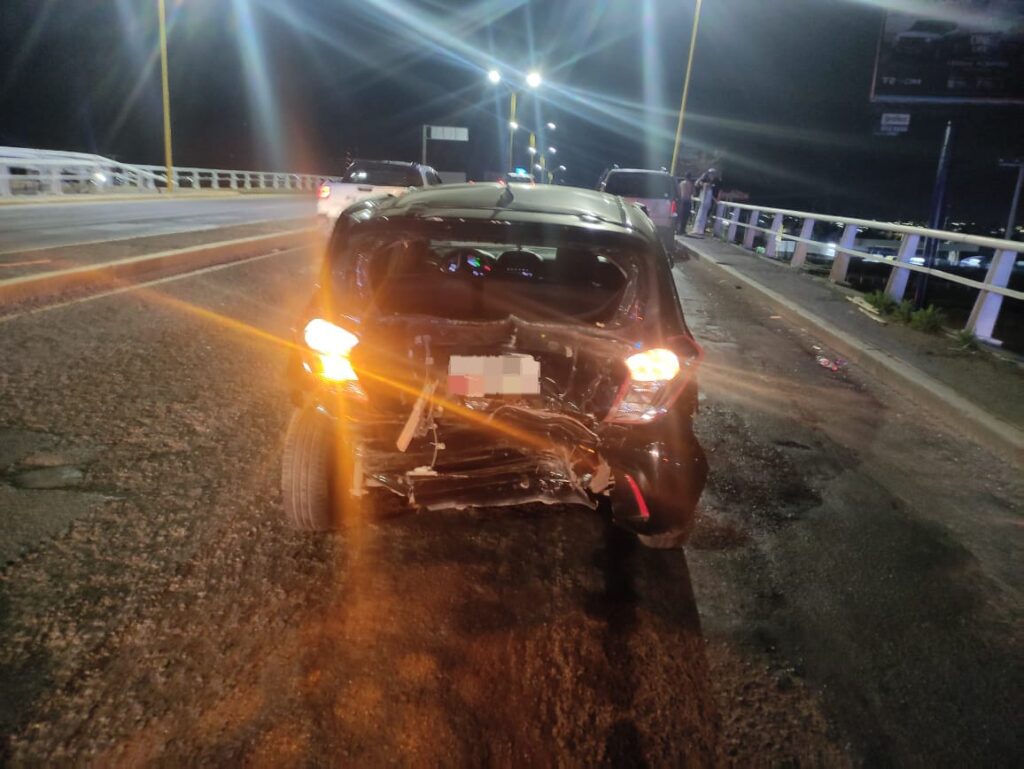 Adolescente alcoholizado provoca choque en un puente del segundo anillo en Las Hadas