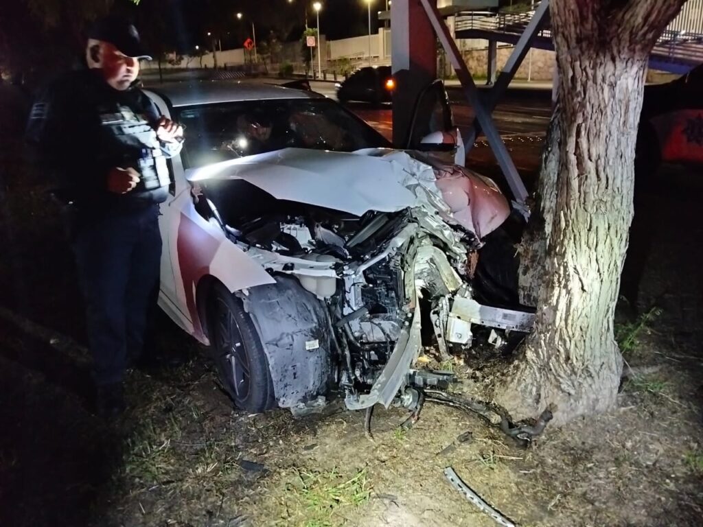 Alcoholizado automovilista provoca accidente frente a la UAA y deja daños por 350 mil pesos