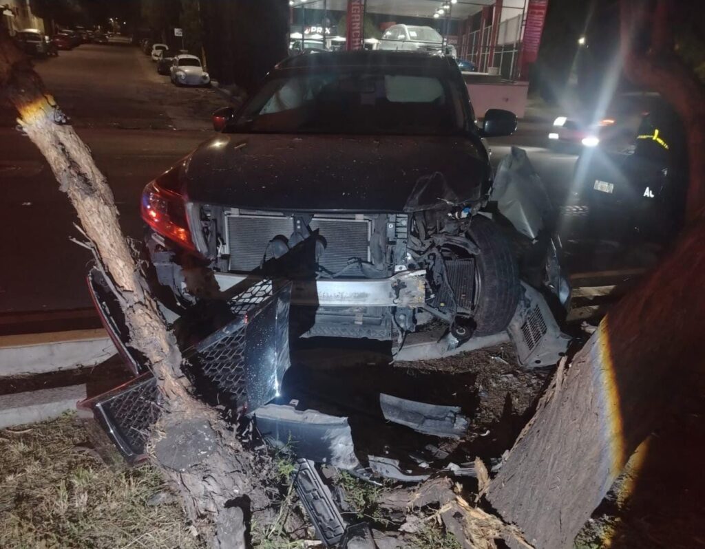 Alcoholizado conductor estrella su camioneta contra unos árboles en el segundo anillo