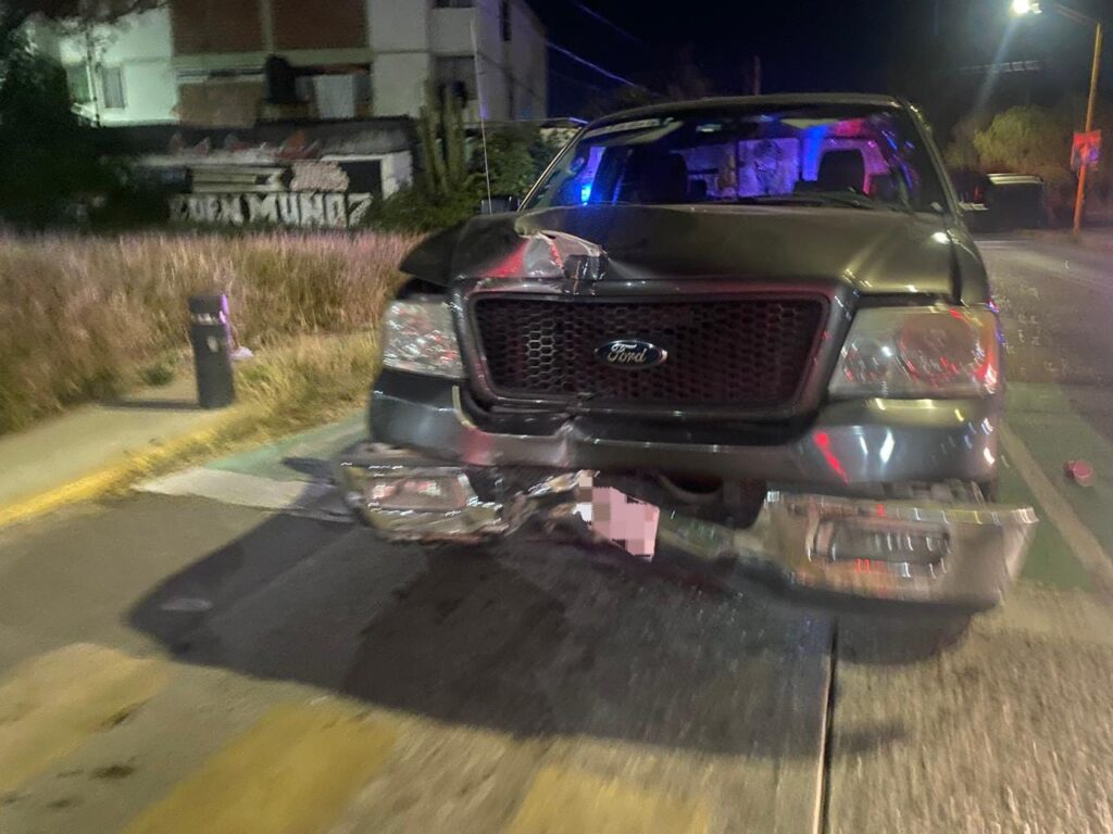 Joven en estado de ebriedad estrella su camioneta contra una casa habitación en el Fidel Velázquez