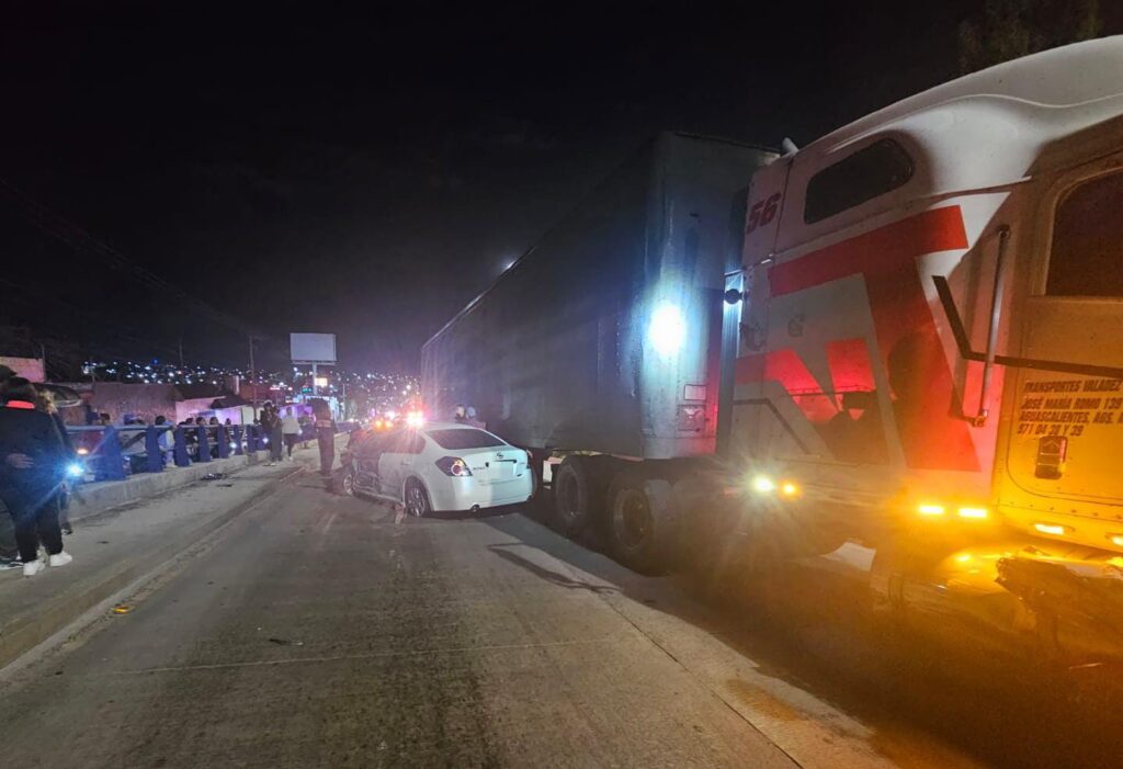 Ebrio automovilista protagoniza accidente en el tercer anillo al chocar contra un tráiler