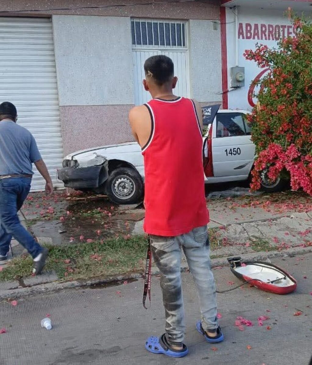 Taxista provoca accidente en la Nazario Ortiz Garza, choca contra vehículos estacionados y un árbol