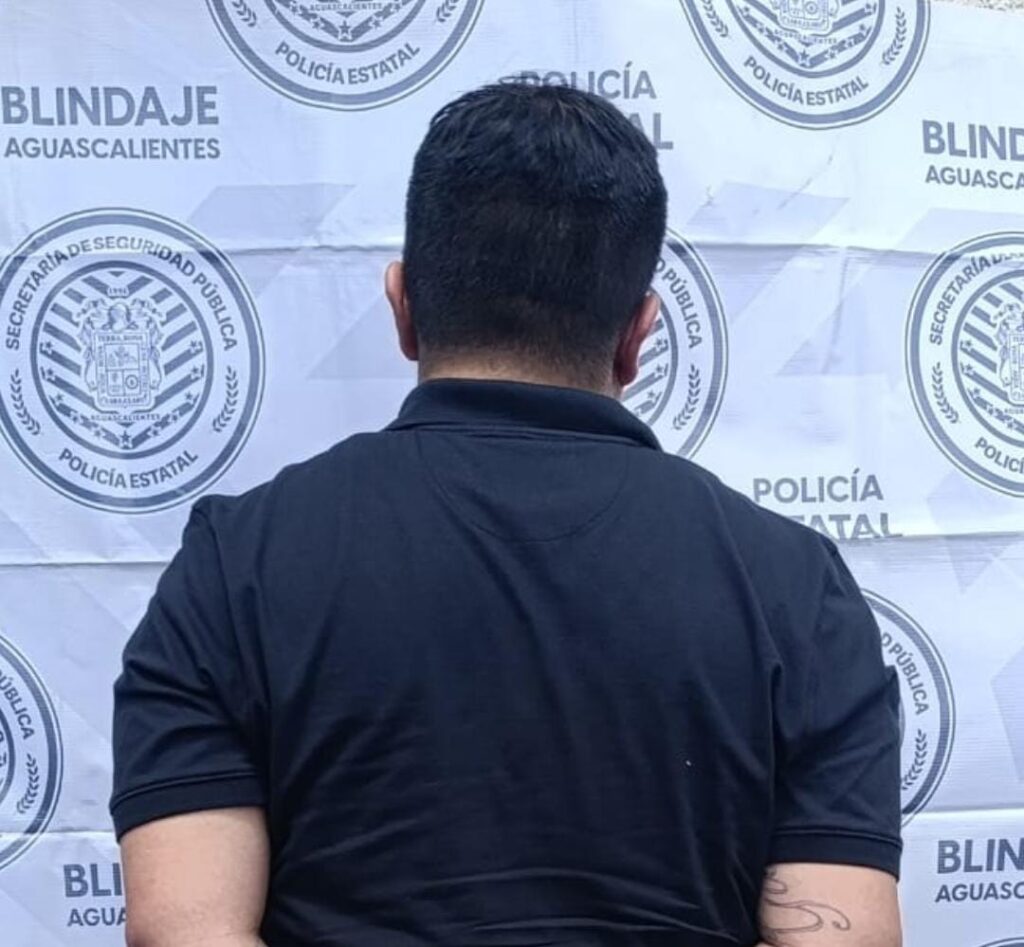 Policías estatales detienen a un distribuidor de narcóticos con crystal, un arma de fuego y una báscula