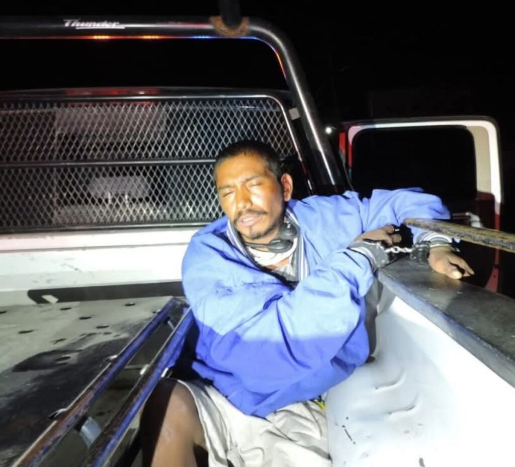 Drogado sujeto roba un tráiler en la 45 Sur y es detenido tras una persecución