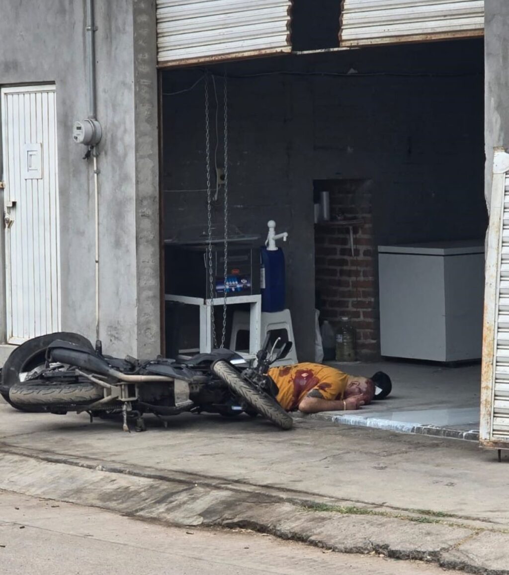 Dos sicarios persiguen y ejecutan a un comerciante abarrotero en la colonia Trojes de Alonso