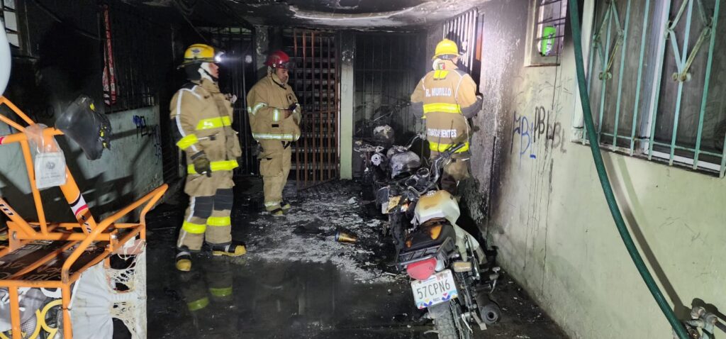 Incendian tres motocicletas y dos departamentos en Pilar Blanco de manera intencional