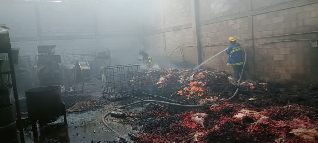 Negocio de botanas se incendia en Jesús María y el fuego deja cuantiosas pérdidas materiales