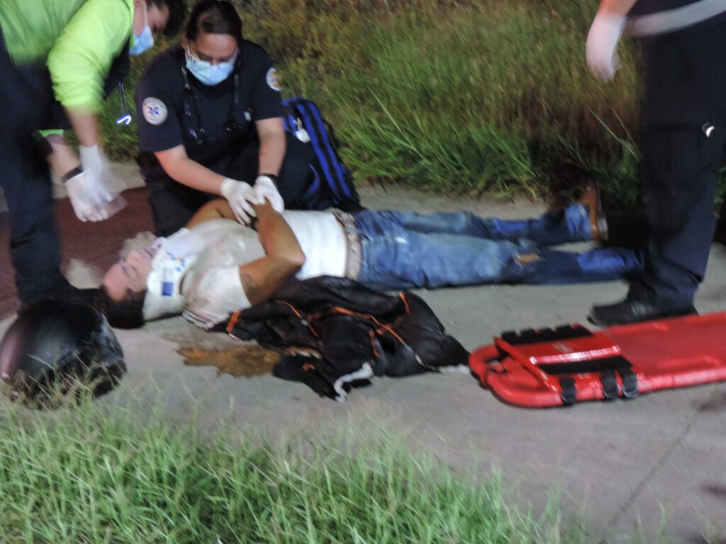 Motociclista sufre caída frente a Cinépolis de Fundición y resulta lesionado