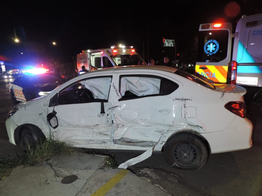 Conductor de auto queda atrapado tras fuerte choque contra una camioneta en Las Hadas
