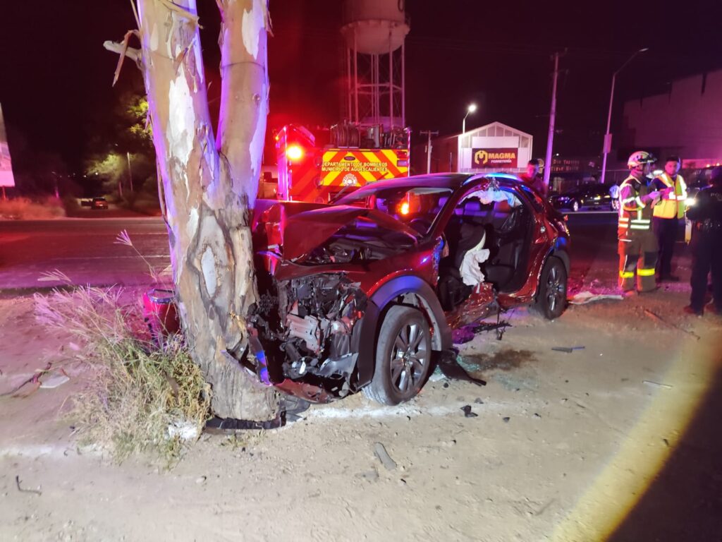 Cuatro personas lesionadas deja choque entre una camioneta y un auto en Rancho Santa Mónica