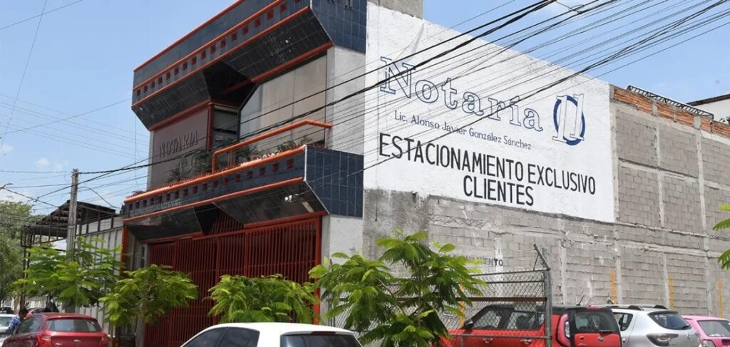 El notario público número 11, Alonso Javier González Sánchez, es vinculado a proceso por fraude