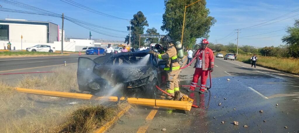 Automovilista se salvó de morir calcinado: estrelló su auto contra un poste y lo incendió