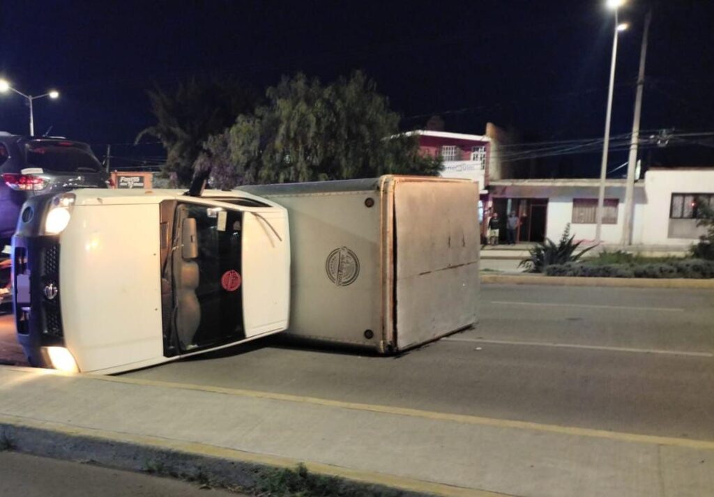 Conductor alcoholizado vuelca camioneta en el tercer anillo en el Morelos II y sale ileso