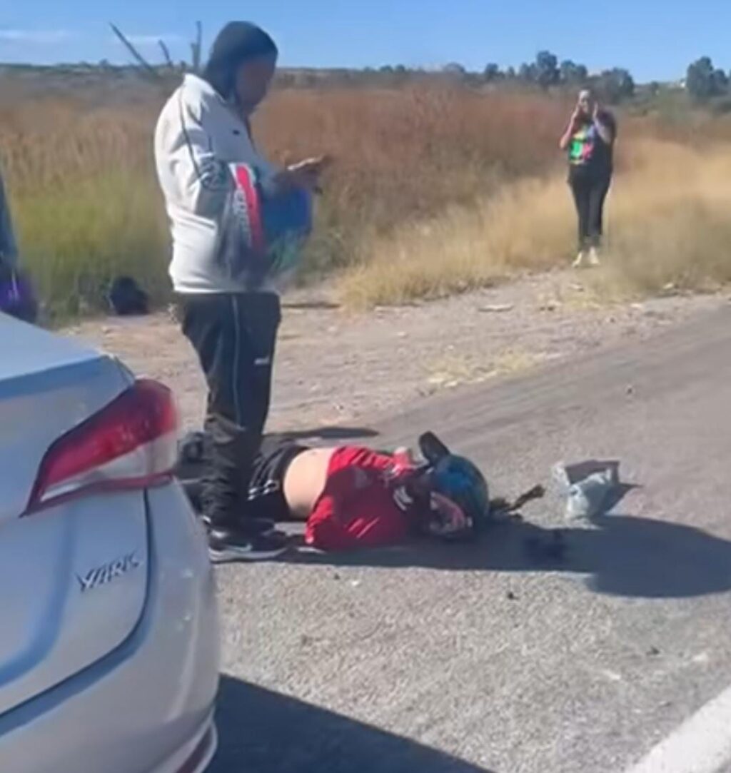 Desigual choque entre un auto y dos motocicletas en la carretera 70 Poniente deja un muerto y dos lesionados