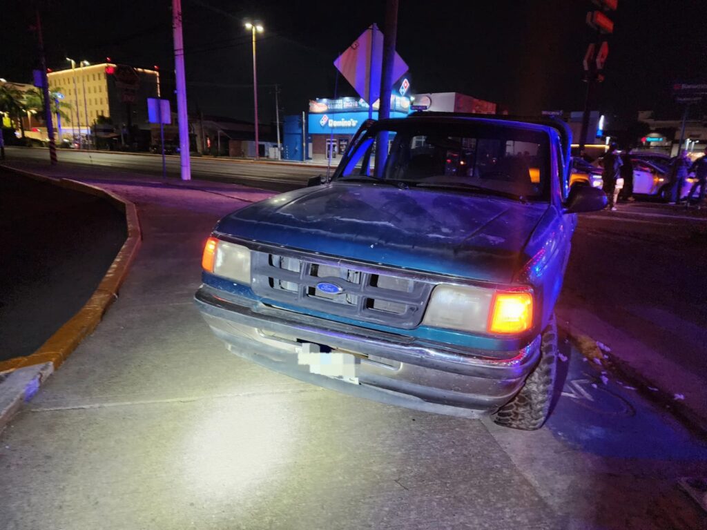 Joven manejaba ebrio su camioneta y provocó una carambola en Jardines de la Asunción