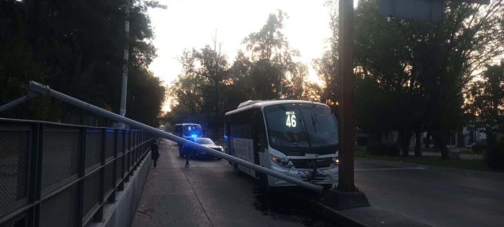 Camión urbano impacta y derriba un poste de alumbrado público en la Alameda