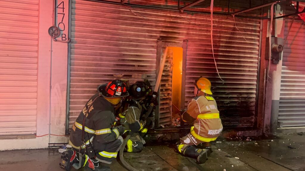 Incendio arrasa con negocio de venta de tenis en la zona Centro; pudo ser provocado de manera intencional