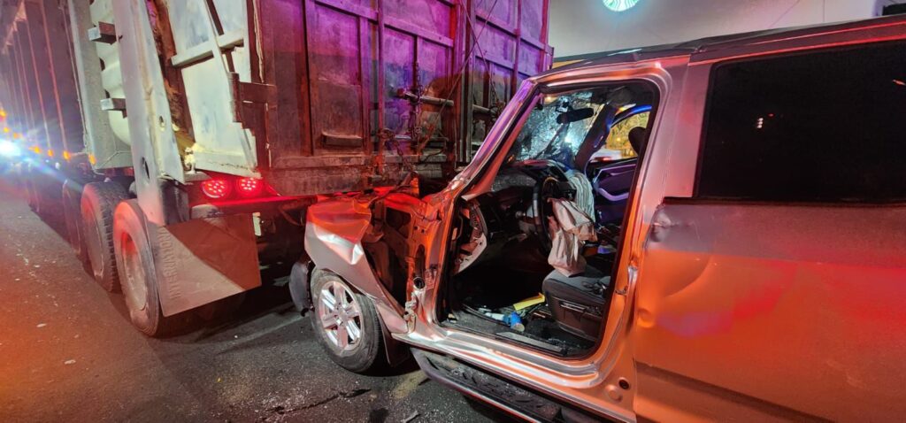 Conductor de camioneta queda atrapado tras fuerte choque contra la caja de un tráiler en la 45 Norte