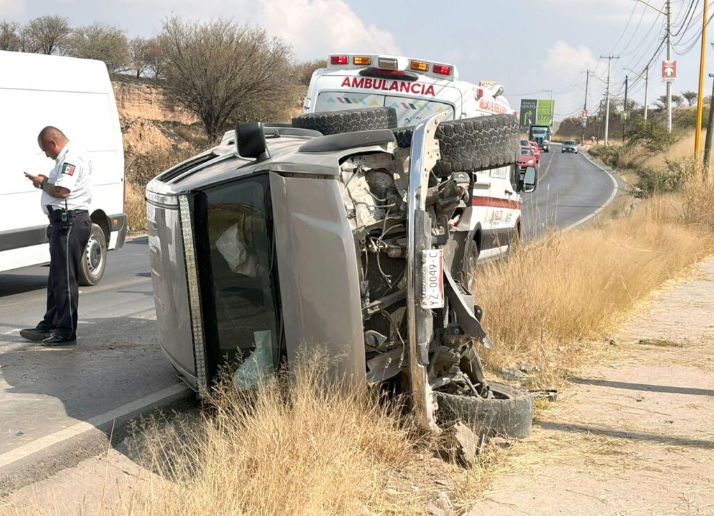 Mujer al volante de una camioneta termina volcada por no atropellar a un animal en la carretera estatal 152