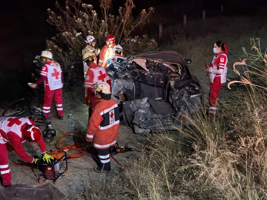 Automovilista se salva de morir prensado tras fuerte accidente en la carretera 70 Poniente