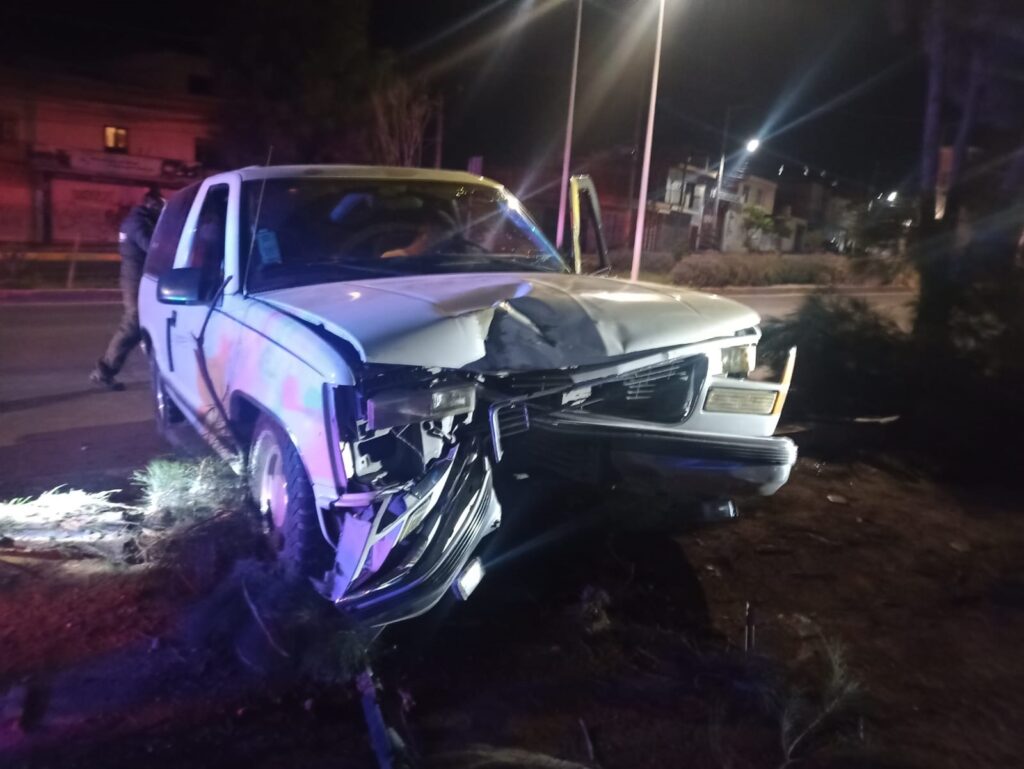 Hombre resulta lesionado tras estrellar su camioneta contra un árbol y volcarse en Balcones de Ojocaliente