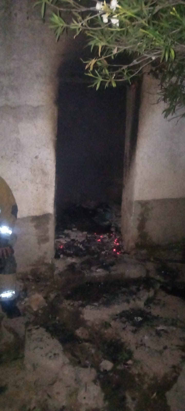 Veladora encendida en un altar provoca incendio en San José de Gracia, un adulto mayor resulta lesionado