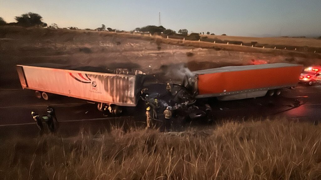 Choque frontal e incendio entre dos tráileres en el Libramiento Poniente deja un muerto calcinado y un lesionado