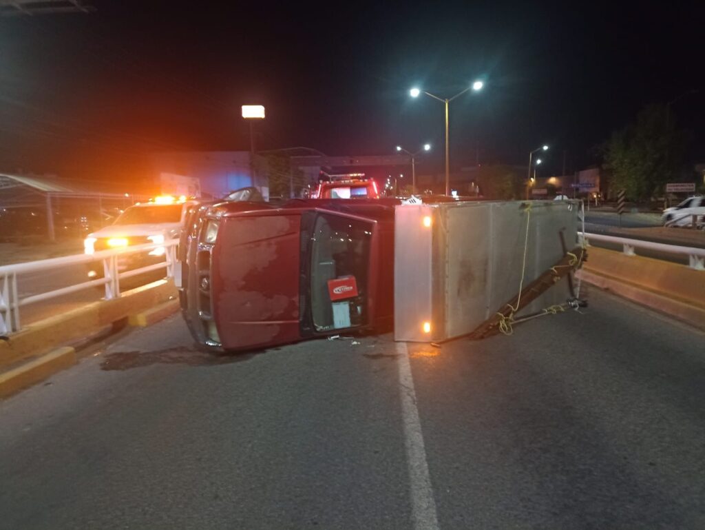 Comerciantes salen ilesos pese a aparatoso choque-volcadura en el Puente Bicentenario
