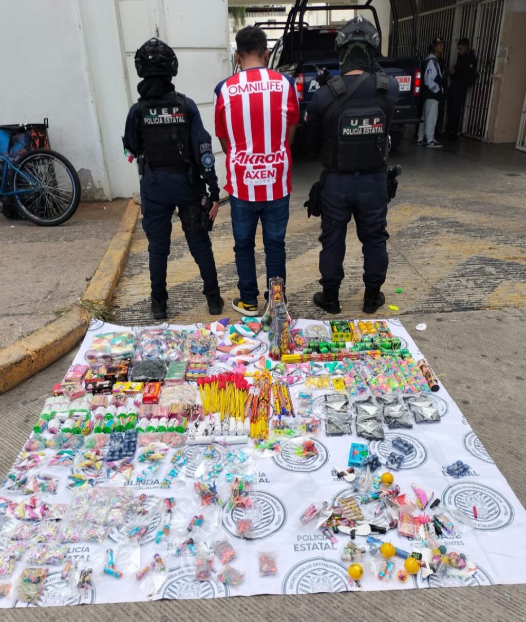 Policías estatales capturan a sujeto con más de 28 kilos de pirotecnia en el C.C. Agropecuario