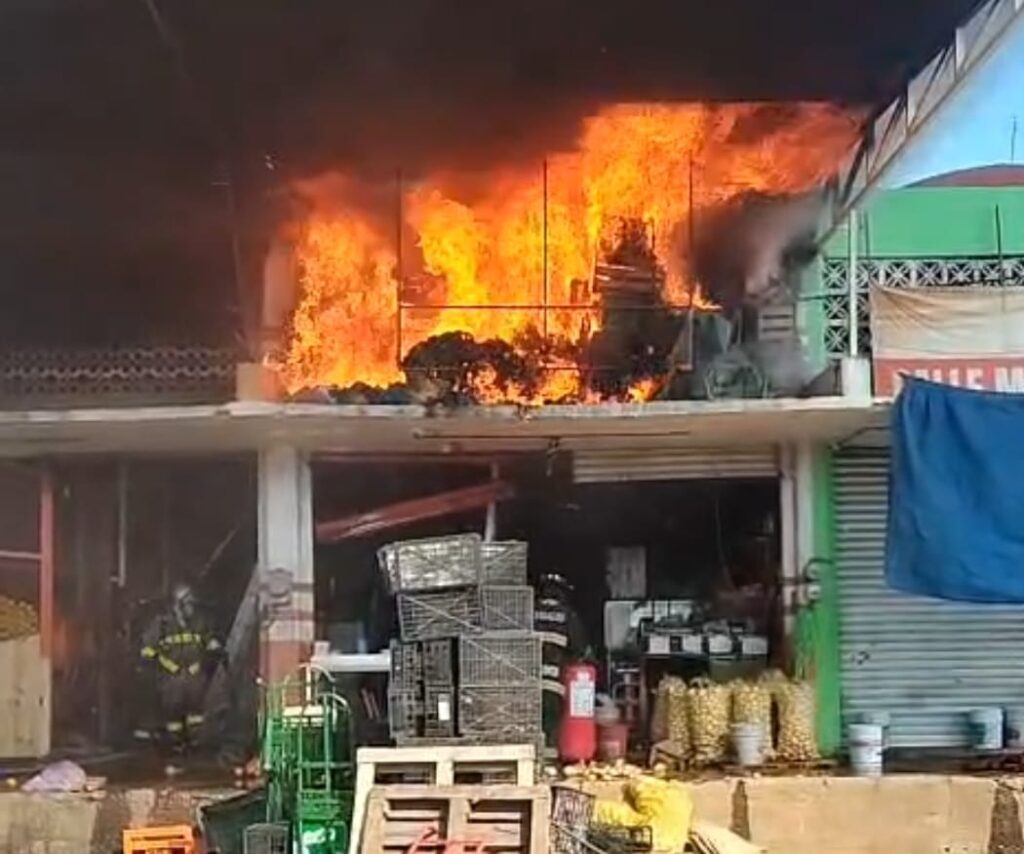 Tras incendio en una bodega en el C.C. Agropecuario un trabajador resulta lesionado con quemaduras
