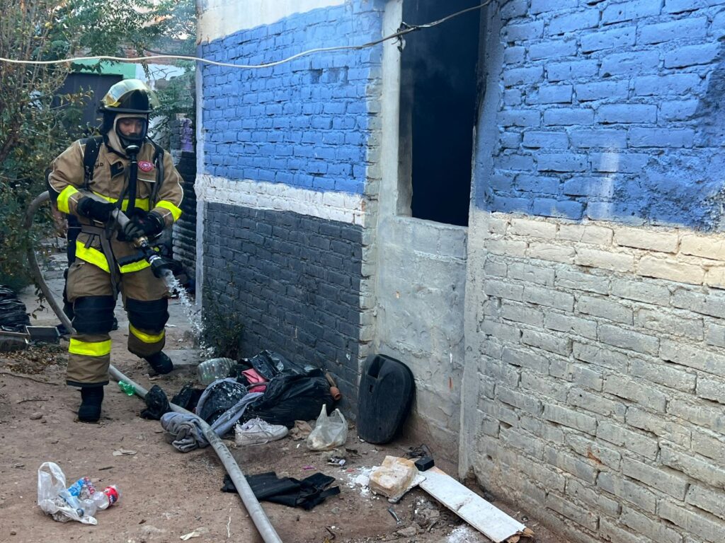 Bomberos municipales apagan incendio en una casa habitación en la colonia Nazario Ortiz Garza