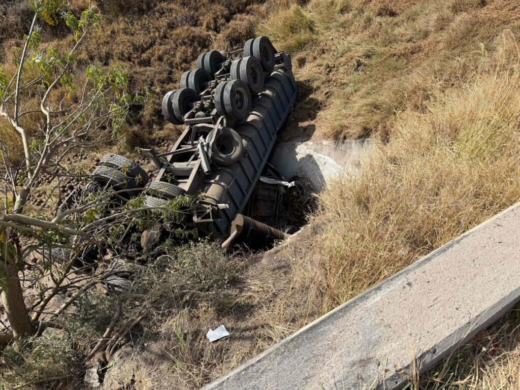 Chofer de tráiler muere tras fuerte accidente en el Libramiento Carretero Sur
