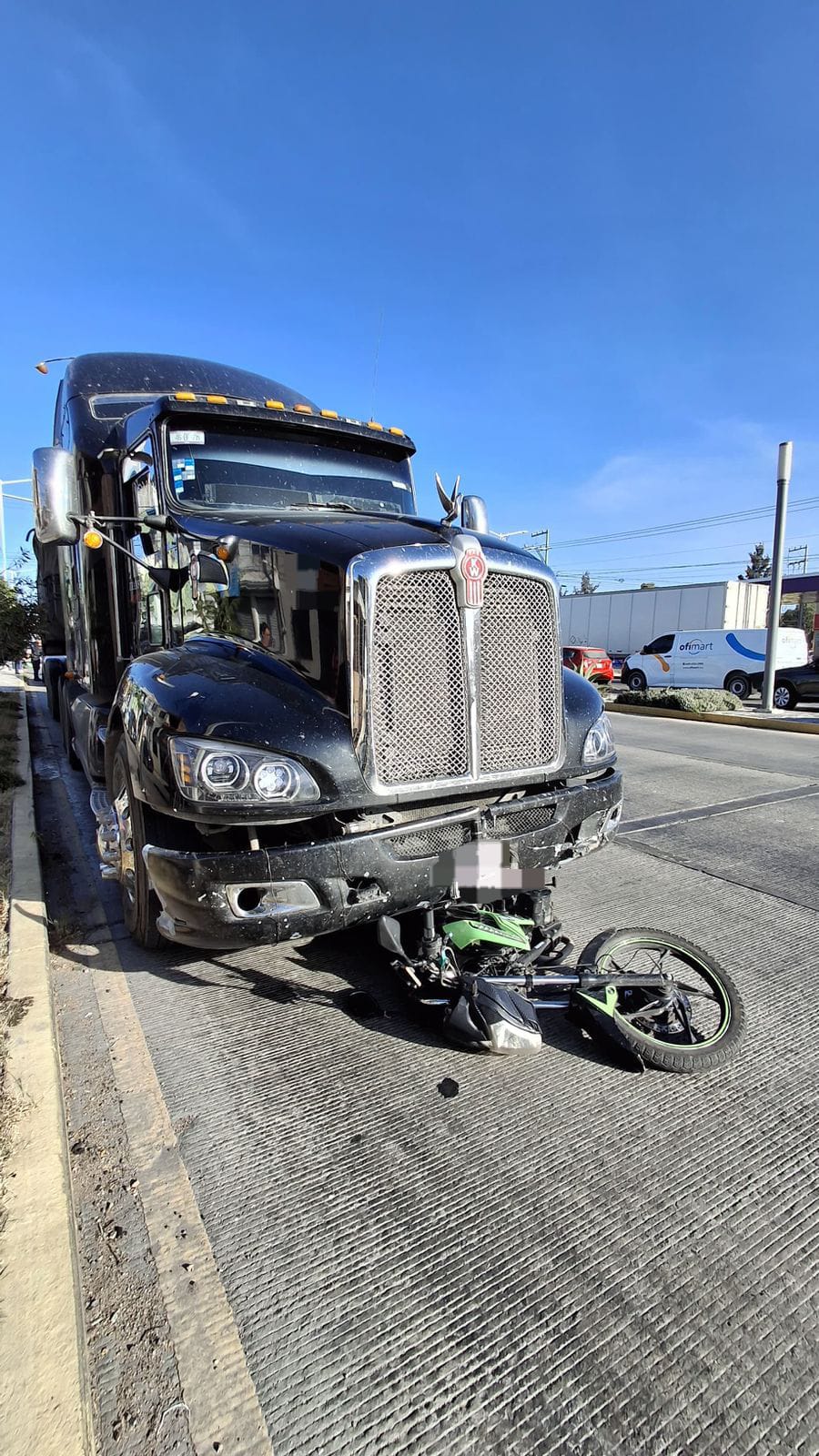 Motociclista repartidor de comida a través de plataforma muere impactado y arrastrado por un tráiler