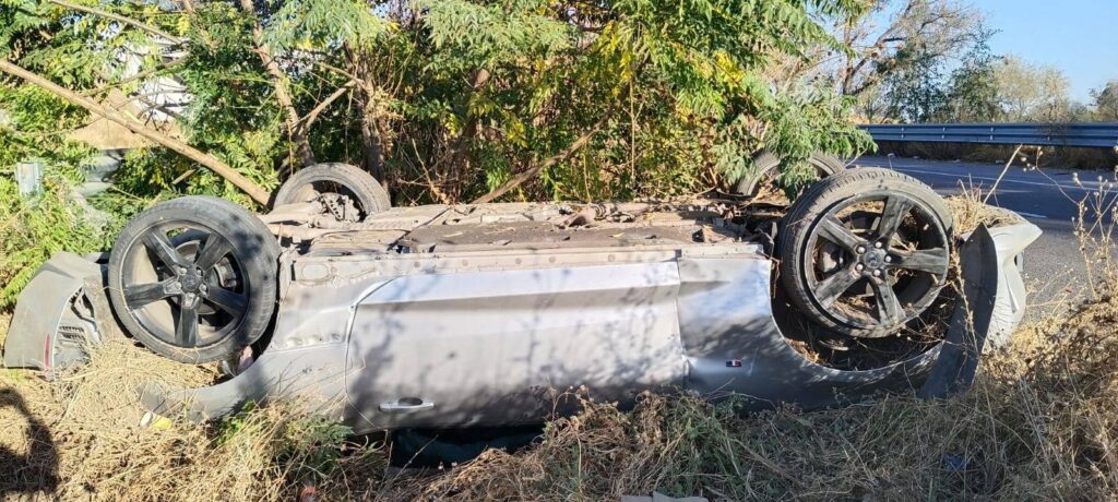 Joven se salva de morir tras sufrir fuerte accidente en su auto deportivo en Rincón de Romos