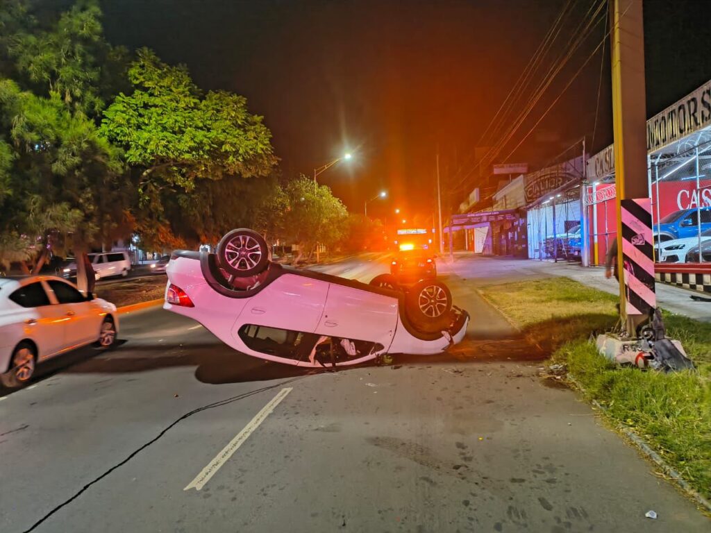 Sobre segundo anillo ebrio automovilista sufre fuerte accidente y sale ileso