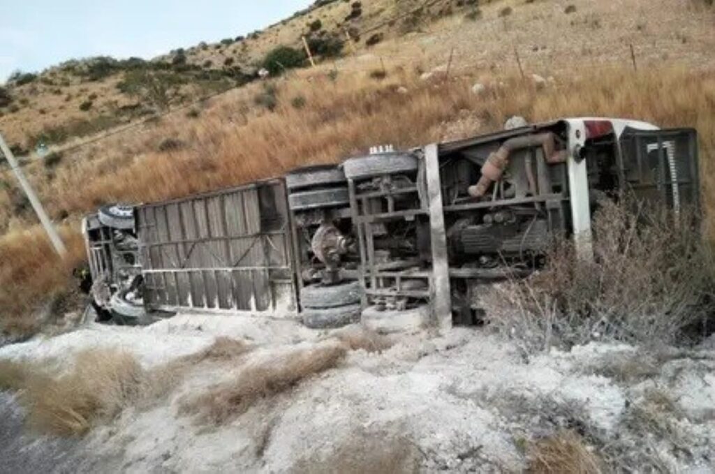 Volcadura de autobús con pasajeros de Aguascalientes en la 70 Oriente en la curva de la “M” deja 40 lesionados