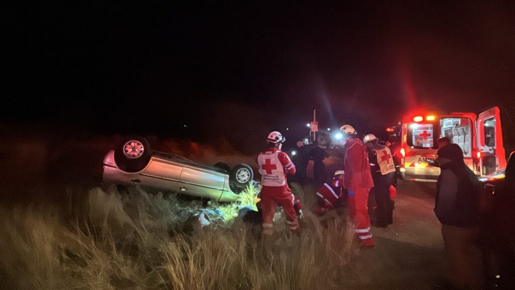 Adolescente de 15 años volcó un auto y sus dos acompañantes resultaron gravemente heridos