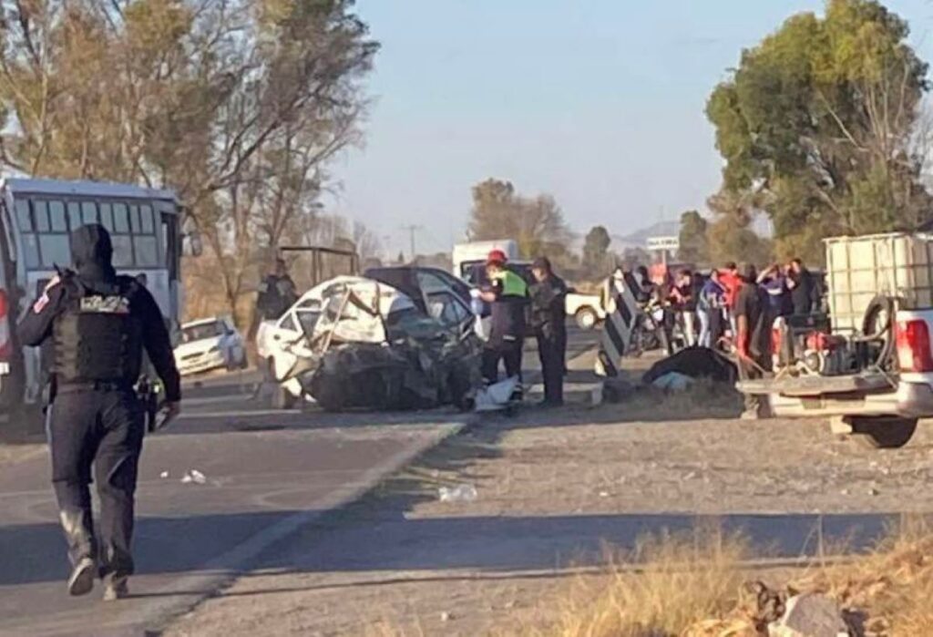 Grave taxista tras choque contra un camión de transporte de personal en Tepezalá