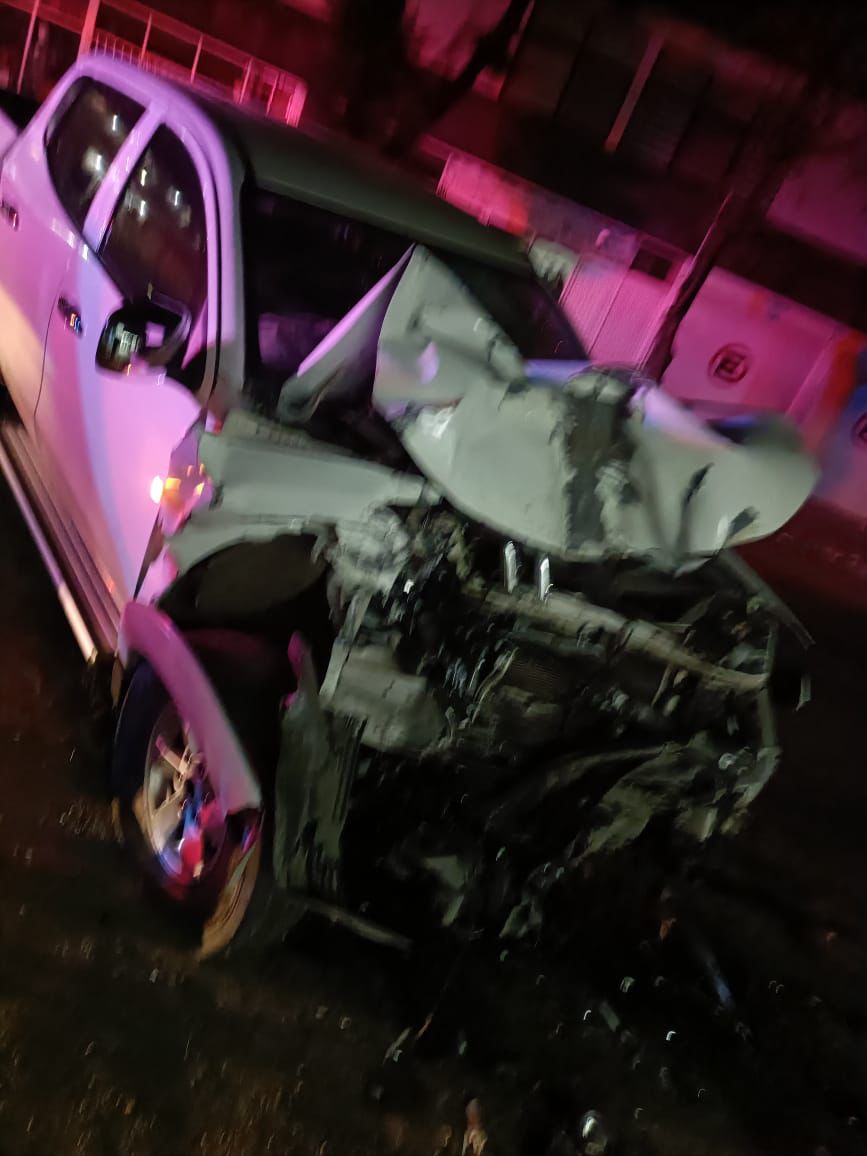 Borracho conductor de una camioneta chocó contra otras dos estacionadas en Jardines Eternos