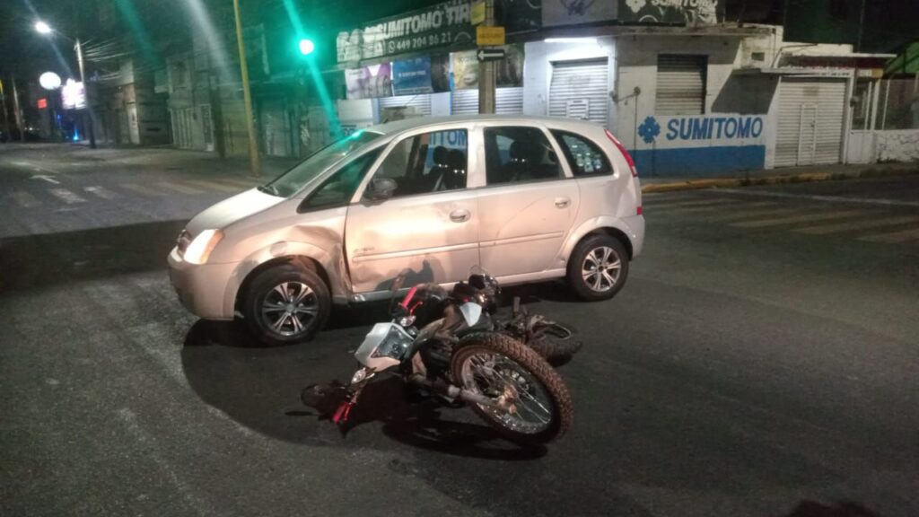 Motorista no respeta el alto del semáforo y se estrella contra un automovilista en San Marcos