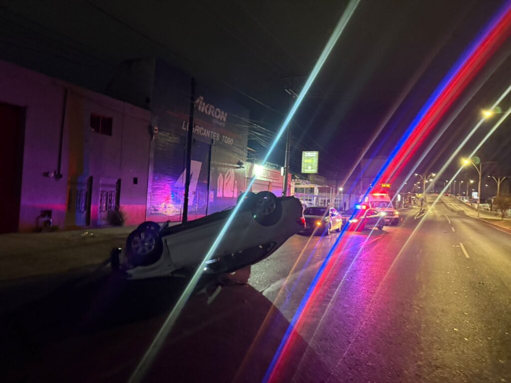 Joven automovilista choca y se vuelca en puente vehicular de segundo anillo, en Versalles