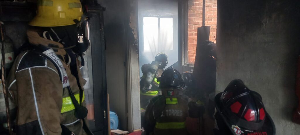Incendio consume en su totalidad un departamento en un edificio en el Infonavit Morelos